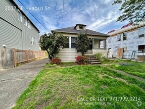 Building Photo - 2037 SE Harold St