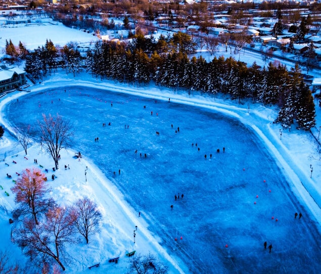 Des résidents profitent d’une journée de patin à glace sur un lac gelé.
