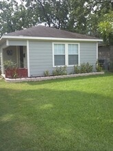 Building Photo - 919 Oak Meadows St