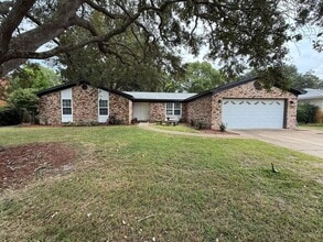 Building Photo - 420 Dolphin St