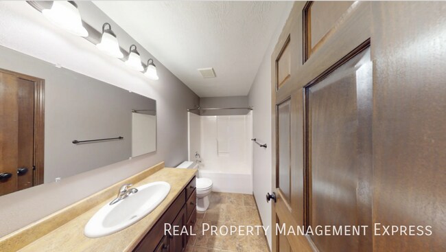 Foto del edificio - Modern 4 Bedroom 2 Bathroom Twin-Home in Tea