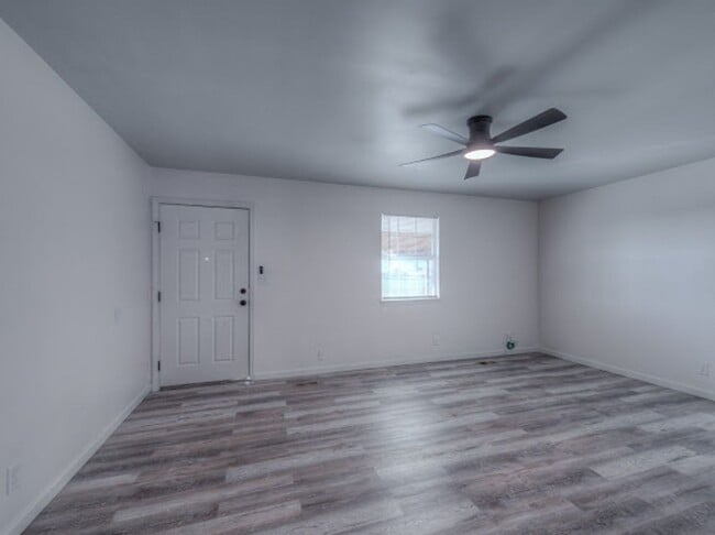 Foto del edificio - Spacious 3 Bedroom, 2 Bath Duplex with Garage, Washer & Dryer Included – Move-In Ready!