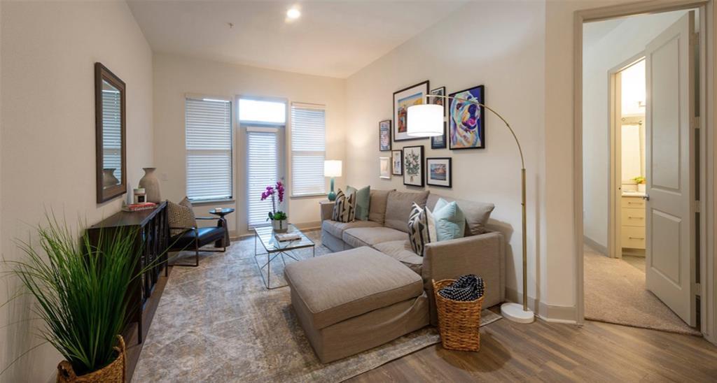 Foto principal - 2121 Mid Ln