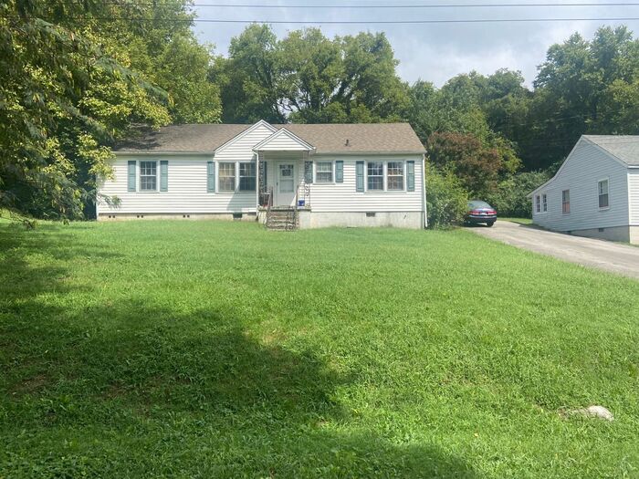 Primary Photo - Beautiful 3 Bedroom Home w/yard!