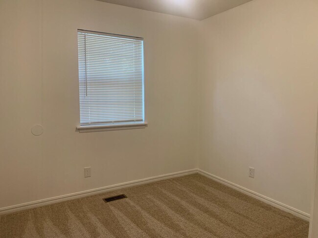 Building Photo - Super clean 3 bed 1 bath in Tulsa Schools