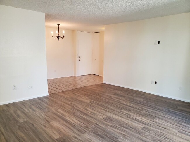 Building Photo - 6455 La Jolla Blvd