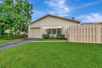 Building Photo - 5846 Mirror Lakes Blvd