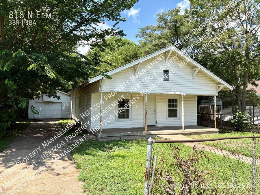 Primary Photo - 818 N Elm-