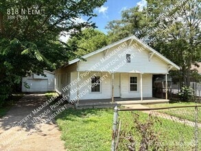Building Photo - 818 N Elm St