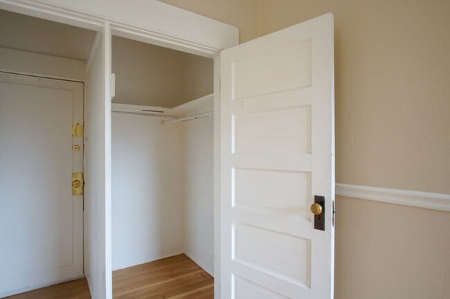 Building Photo - Buckman-Charming Corner Studio with Update...
