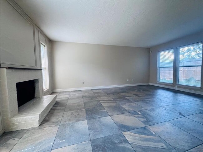Building Photo - 10810 Sugar Hill Dr
