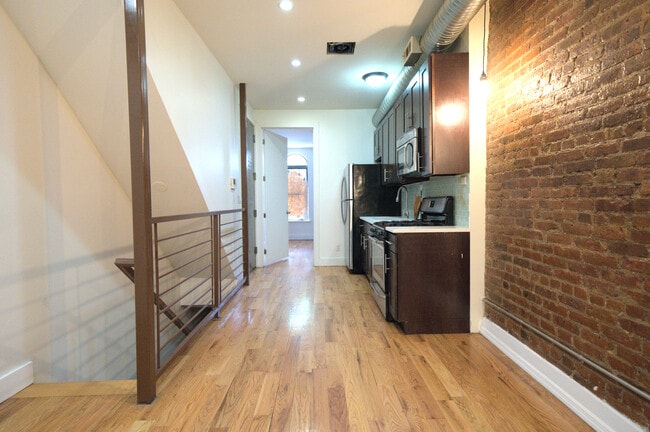Foto del edificio - 1302 Putnam Ave