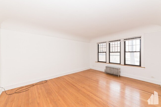 Building Photo - 2631 W Berwyn Ave