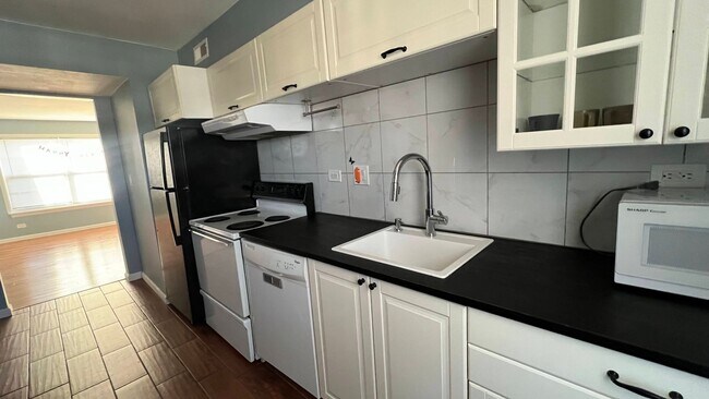 Foto del edificio - 9250 E Girard Ave