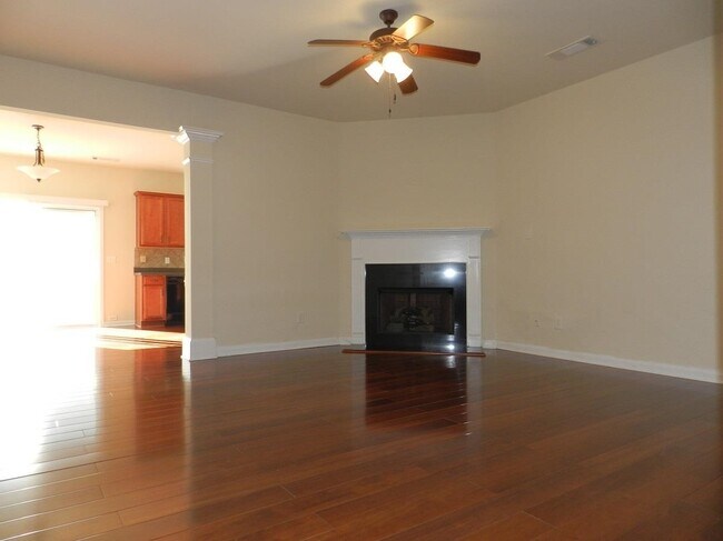 Building Photo - 348 Beynon Terrace