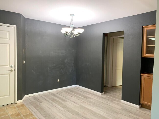 Foto del edificio - 7130 Shoreline Dr
