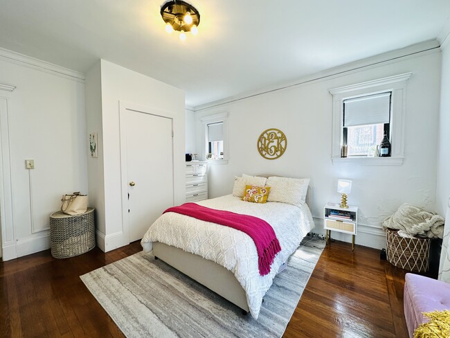 Building Photo - 458 Park Dr