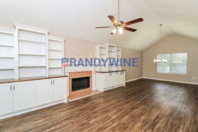 Building Photo - HOLIDAY SPECIAL! MOVE IN BY DECEMBER 24TH ...