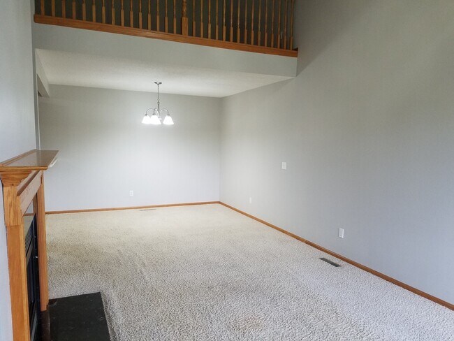 Building Photo - 2 Bedroom Plus Loft / 2 Bath Townhome