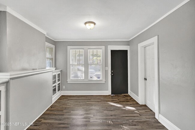 Building Photo - 1431 W 26th St