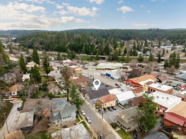Building Photo - HUGE Rustic urban living in down town Gras...