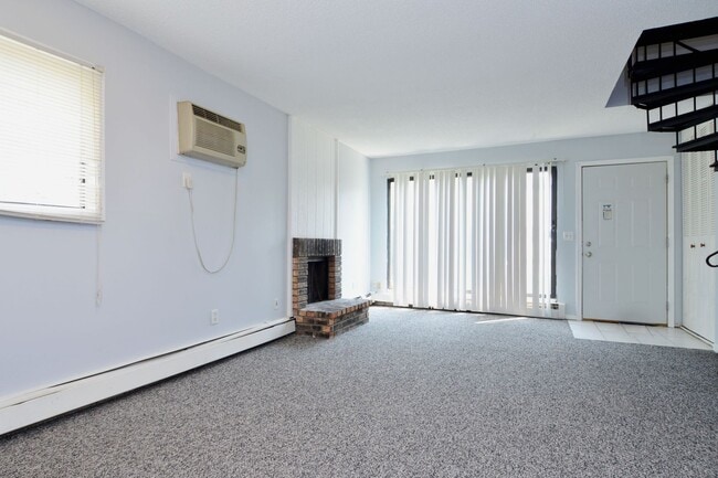 Building Photo - Spacious 2 Bed/1 Bath Condo in Brooklyn Park - Available NOW!