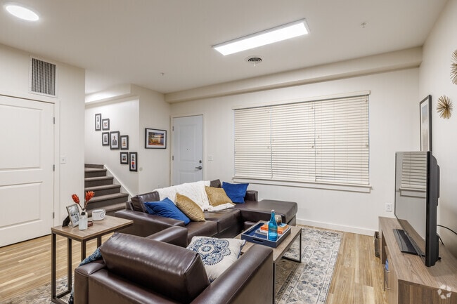 4BR, 4BA - Lakeside Commons Townhomes & Apartments