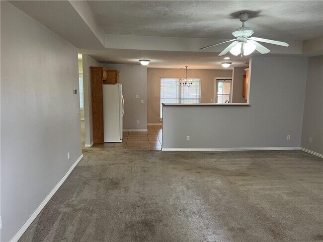 Foto del edificio - 211 Ravenwood Blvd