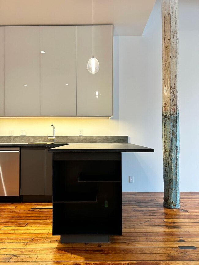 Building Photo - Historic Charm, Modern Luxury, 1 bedroom c...