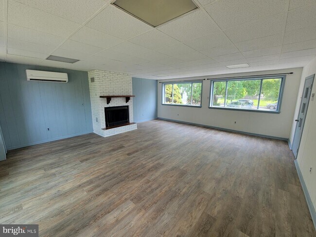 Building Photo - 415 W Cypress St