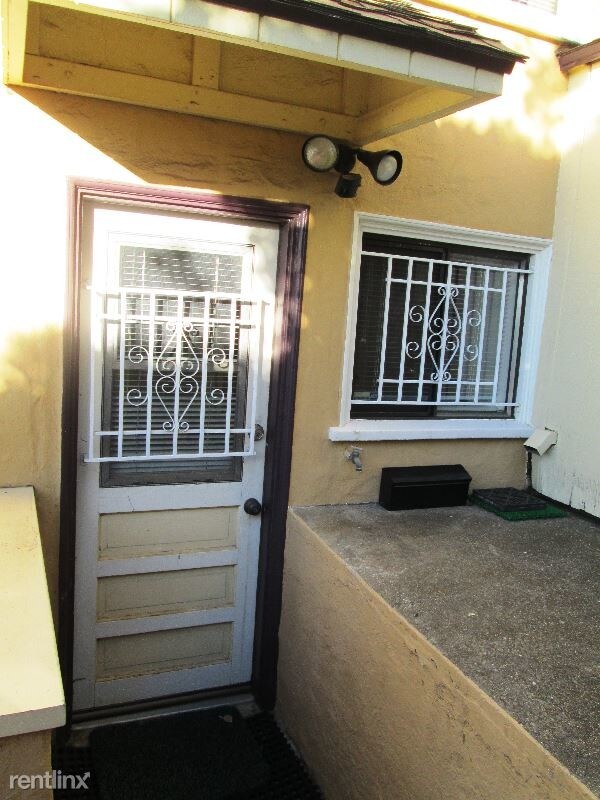 Building Photo - 600 Los Palmos Dr