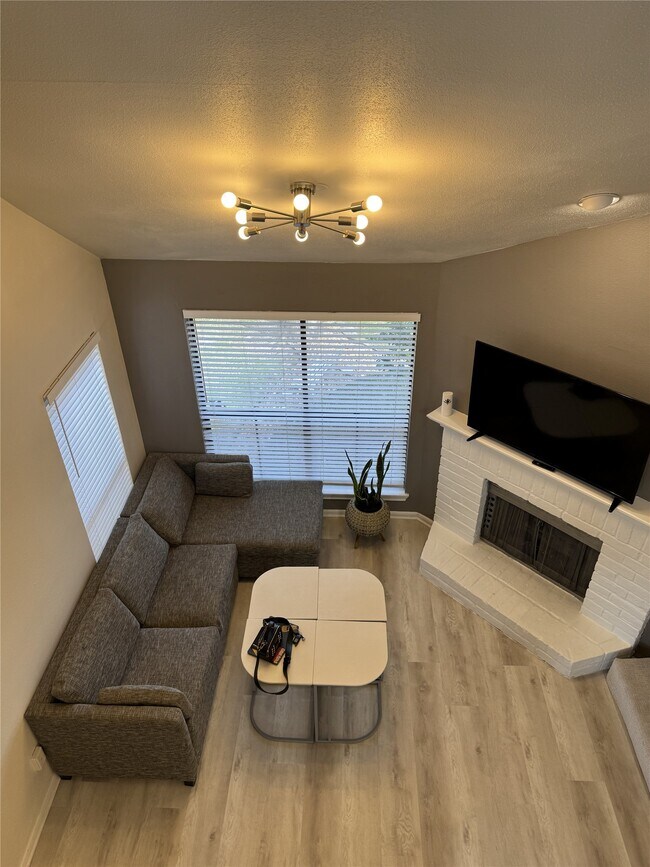 Foto del edificio - 3130 Walnut Bend Ln