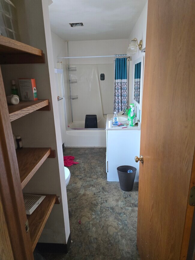 Ducha sobre bañera en el baño - 2112 Clarence Ave