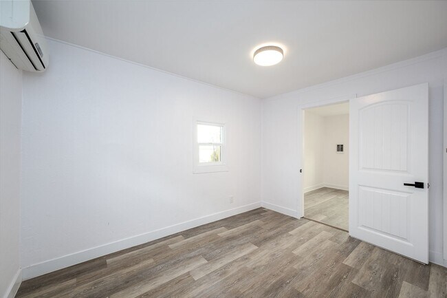 Foto del edificio - Detached 1 Bed 1 Bath Cottage