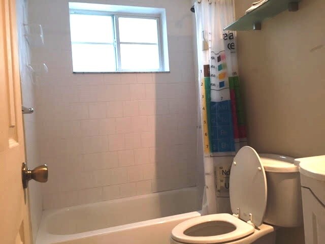 Foto del edificio - 7315 Byron Ave