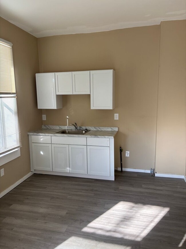 Building Photo - 2 Bedroom, 1 Bath House