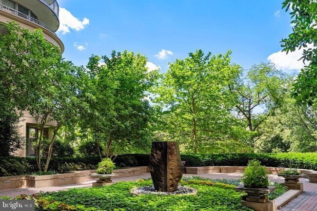 Foto del edificio - 8220 Crestwood Heights Dr