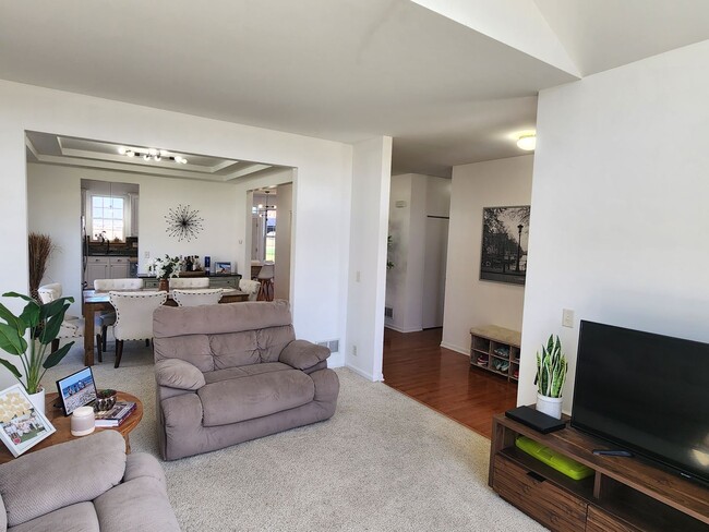 Building Photo - Kenosha 4 bedroom home