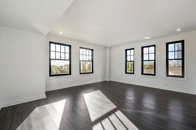 Building Photo - 2313 N Lincoln Park W
