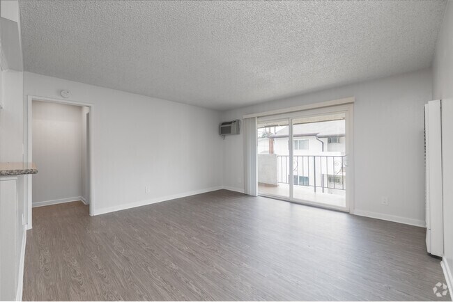 2 habitaciones, 1 baño - 1100 pies cuadrados - Sala de estar - 15327 Woodruff Pl
