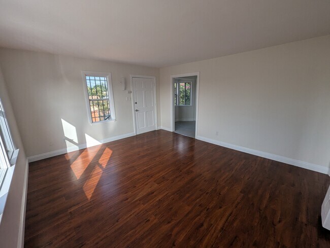 Building Photo - 1051 E Hyde Park Blvd