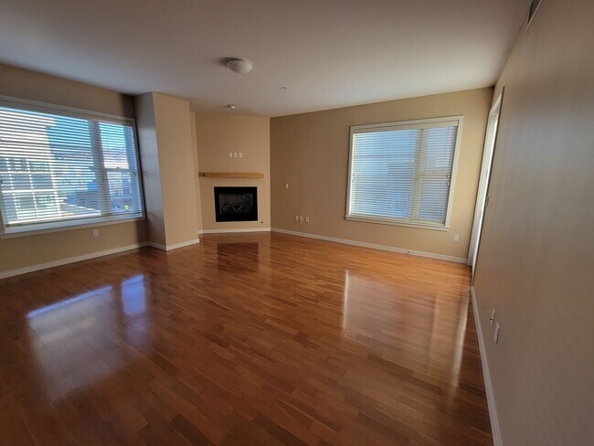 Building Photo - Luxury, Spacious 1 bedroom Apartment in Bo...