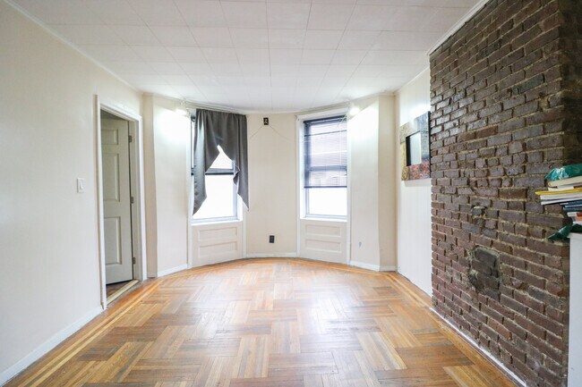 1st bedroom (Different Angle) with extra room - 2265 Chatterton Ave