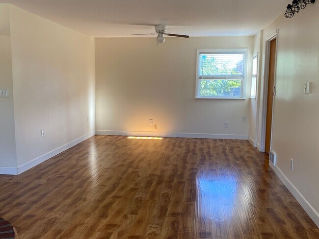 Foto del edificio - Charming 2 Bedroom House ~ Steps from Medi...