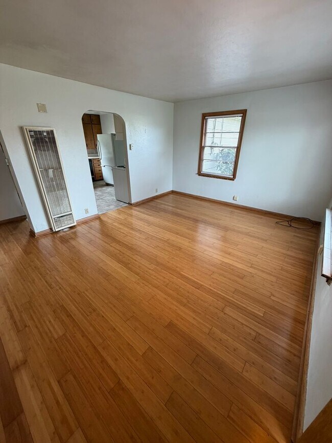 Building Photo - Charming 2 Bedroom on The Edge of Town!!