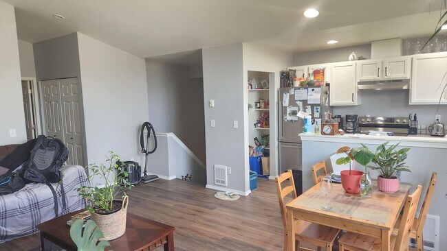 Foto del edificio - 4 Bedroom 2 Bath w/ Garage close to Wahtcom Falls Park