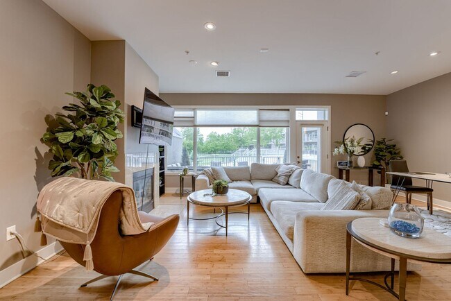 Foto del edificio - Prime Downtown 2-Bedroom Condo Steps from the Old Market!!