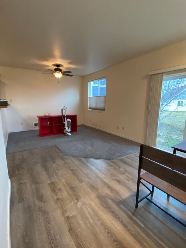 Building Photo - Spacious  3 bedroom 2.5 bathroom townhouse