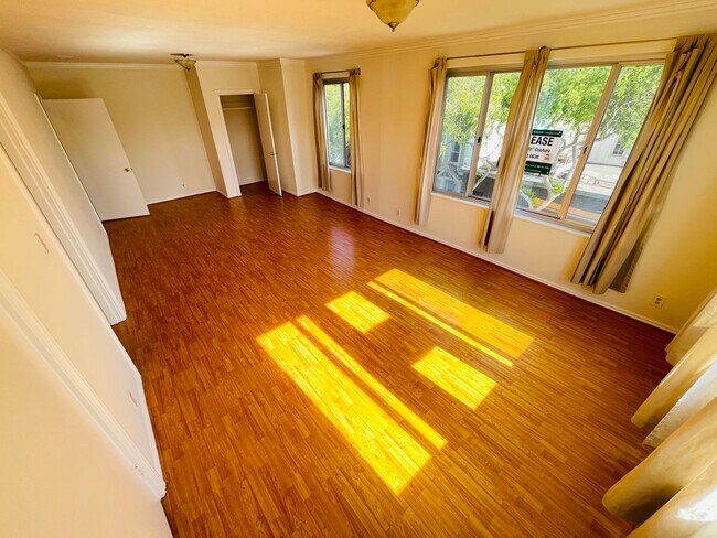 Building Photo - Spacious & Light  3 br/1.5 ba in Pacific H...