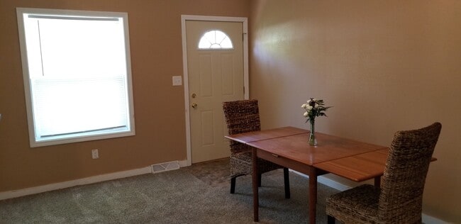 Building Photo - 904 Luster Ln